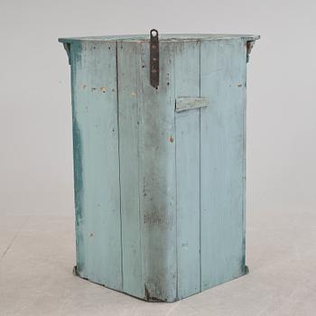 HÖRNHÄNGSKÅP, allmoge, 1800-tal.