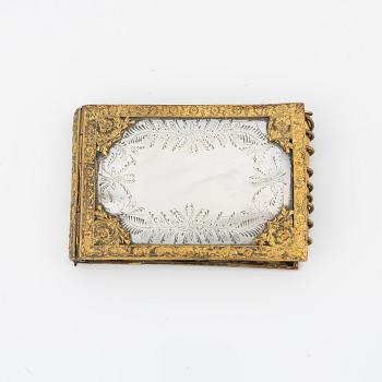 Fickkalender med penna, förgylld metall och pärlemor, tidigt 1800-tal.