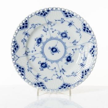 Te- och kaffeservis, 57 delar, porslin, "Musselmalet", Royal Copenhagen, Danmark.