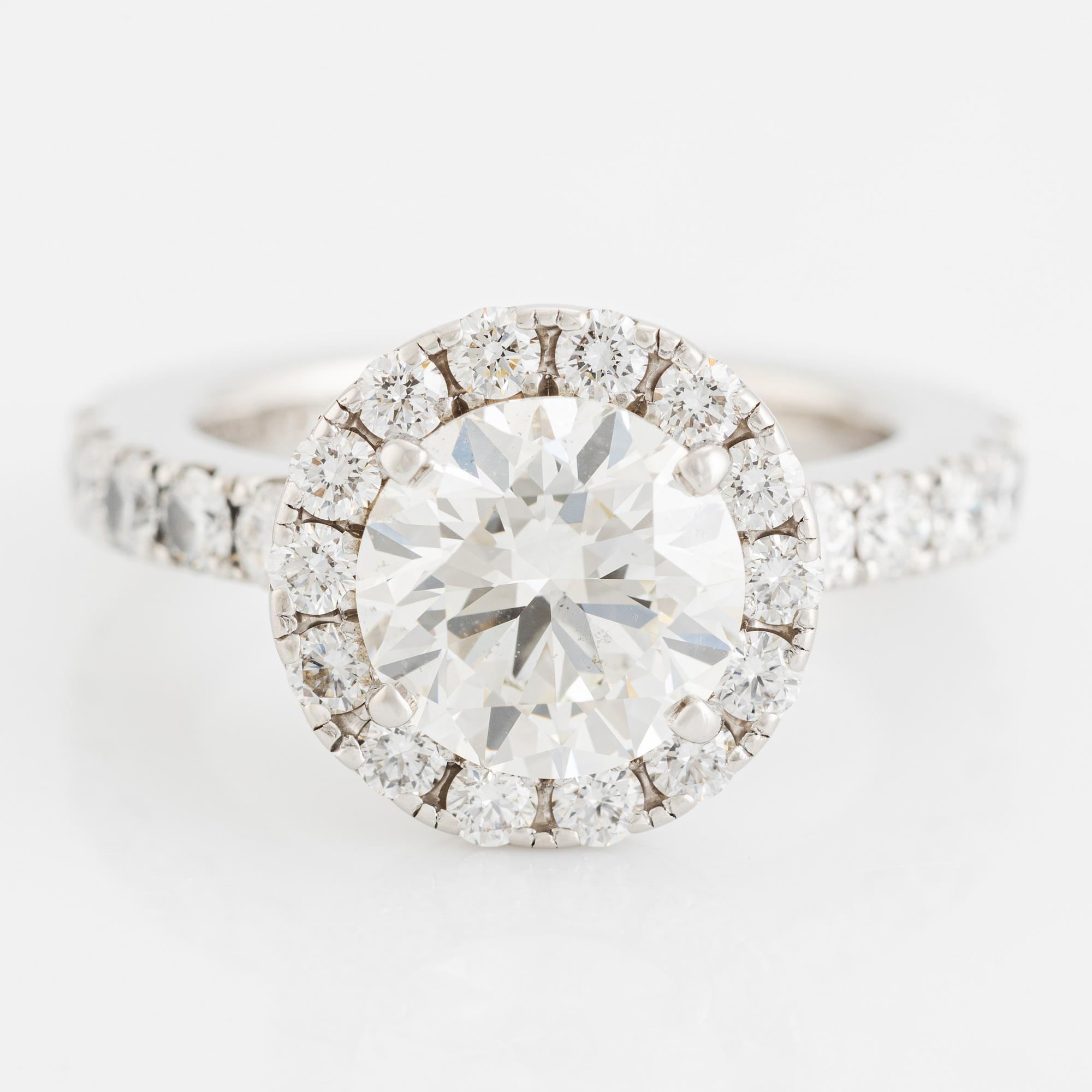 Ring med briljantslipad diamant 2,01 ct, medföljande HRD report.