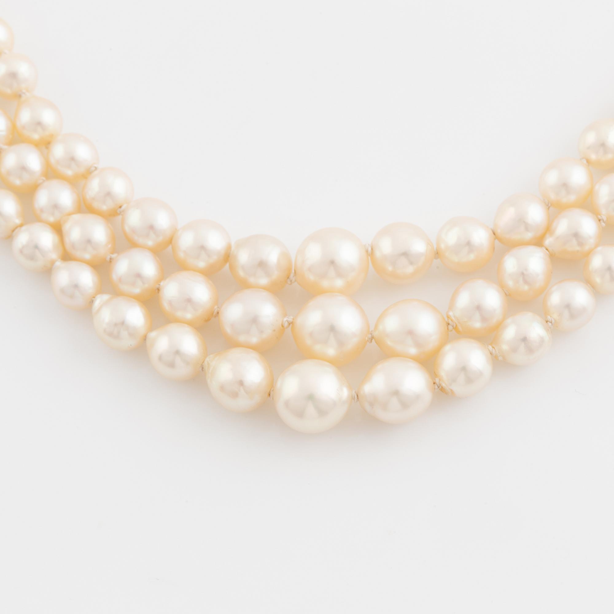 Cultured three strand pearl necklace. Clasp 18K gold.