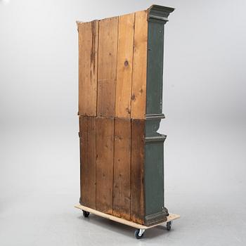 A painted cabinet from Hälsingland, possibly from the first half of the 19th century.