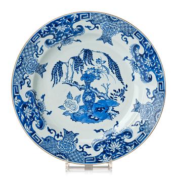 A blue and white serving dish, Qing dynasty (1723-35).