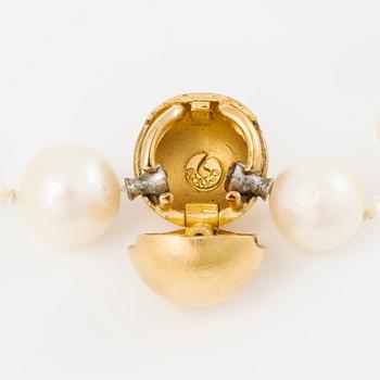 Ole Lynggaard clasp in 18K gold with a necklace of cultured freshwater pearls.