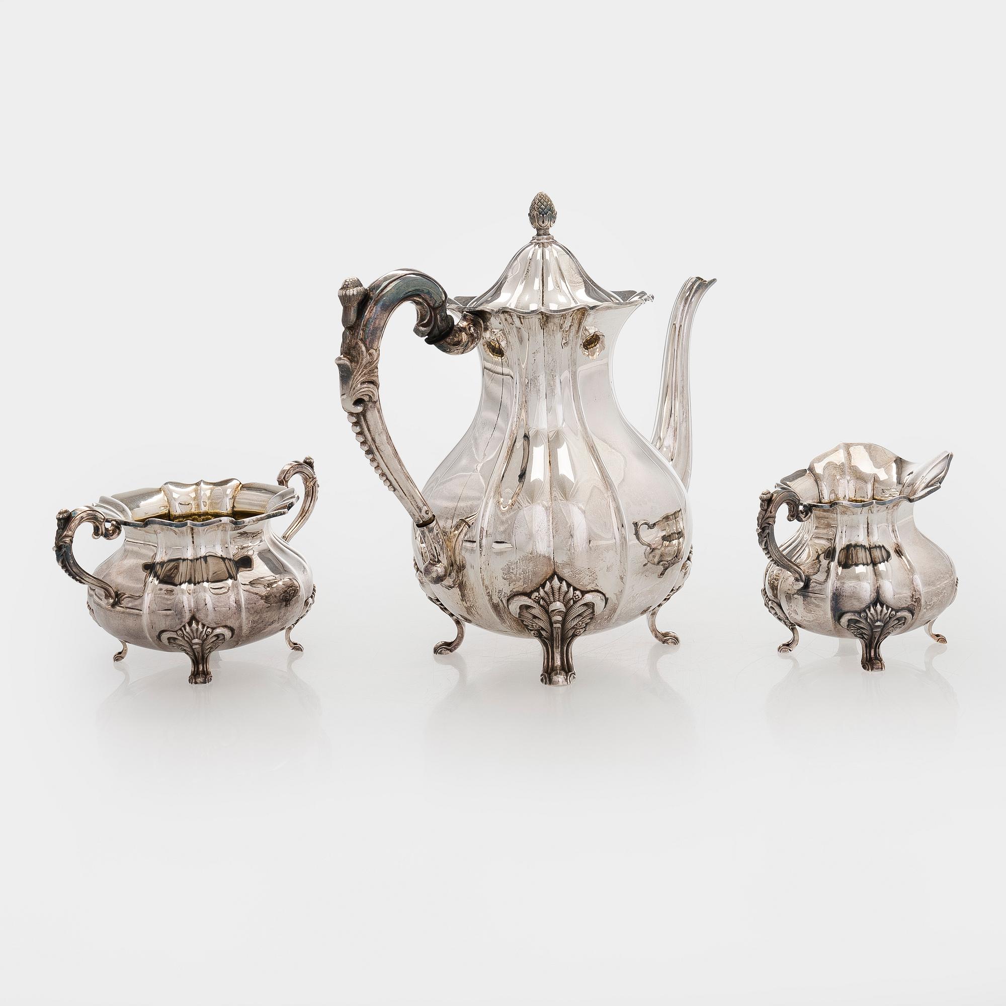 Kahvikalusto, 3 osaa, ja kynttilänjalkapari, hopeaa, Kultakeskus, Hämeenlinna 1946 ja 1948.