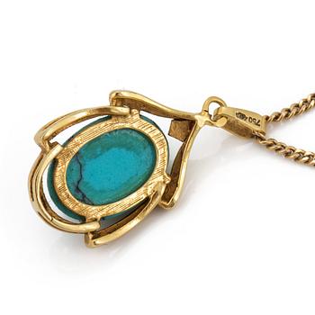 A 18K gold turquoise pendant.