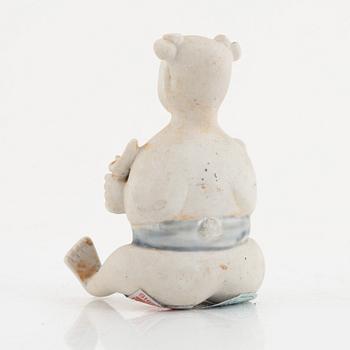 Koppar med fat, två stycken, koppar, två stycken samt figurin, porslin, delvis vrakgods, Kina, Qingdynastin, 1700-tal.