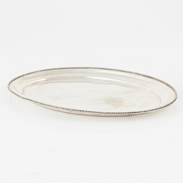 A silver bowl and a tray, including CG Hallberg, Stockholm, 1909.