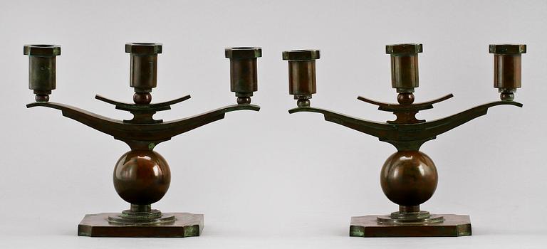 LJUSSTAKAR, ett par, brons, Art Déco, 1900-talets första hälft.