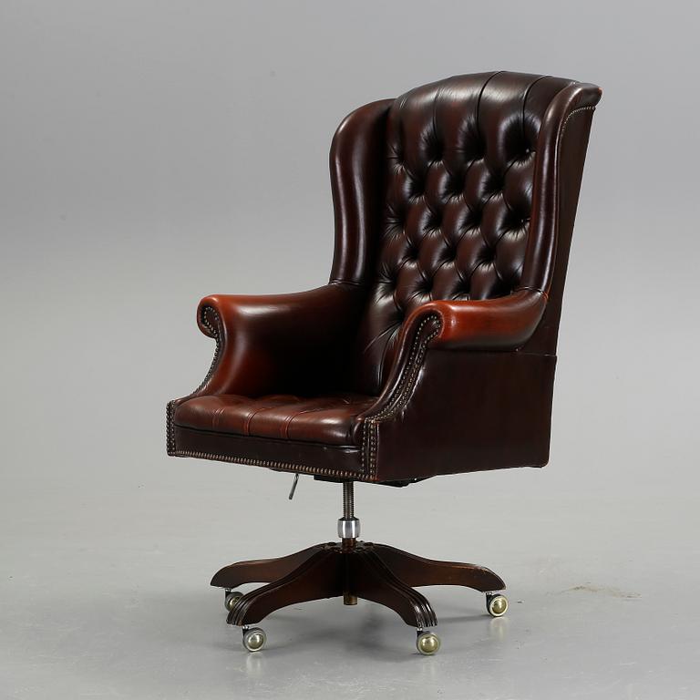 SKRIVBORDSSTOL, Engelsk stil, 1900-talets andra hälft.