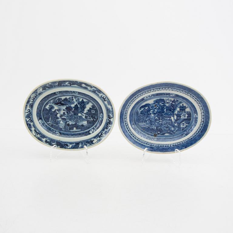 Såsterriner 2 st  Kina omkring 1800 porslin, medföljer karott med lock.
