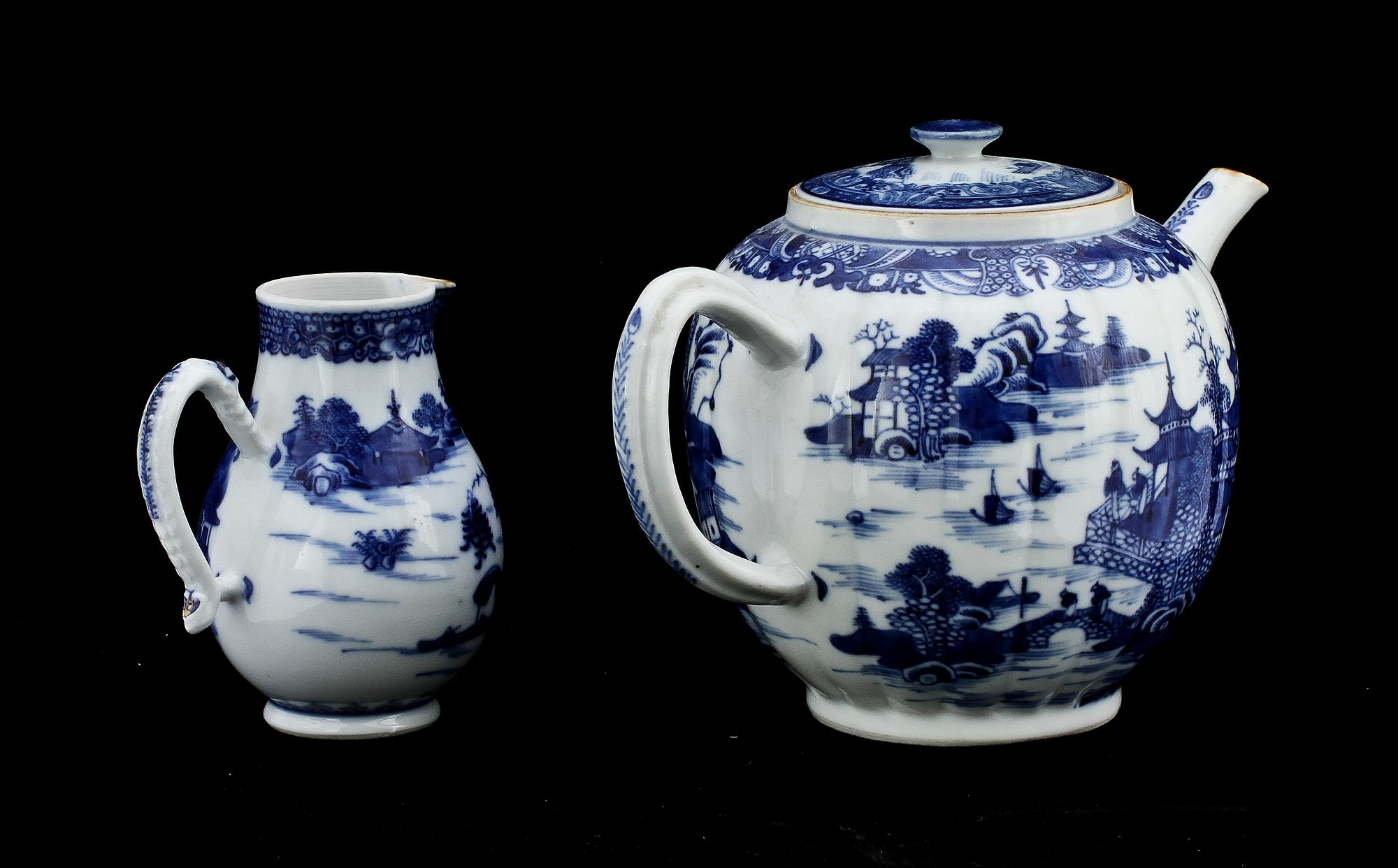 TEKANNA samt MJÖLKKANNA, porslin, Kina, 1700/1800-tal.
