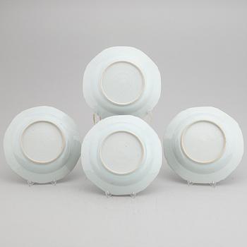 TALLRIKAR, fyra stycken, kompaniporslin. Qingdynastin, Qianlong (1736-95).