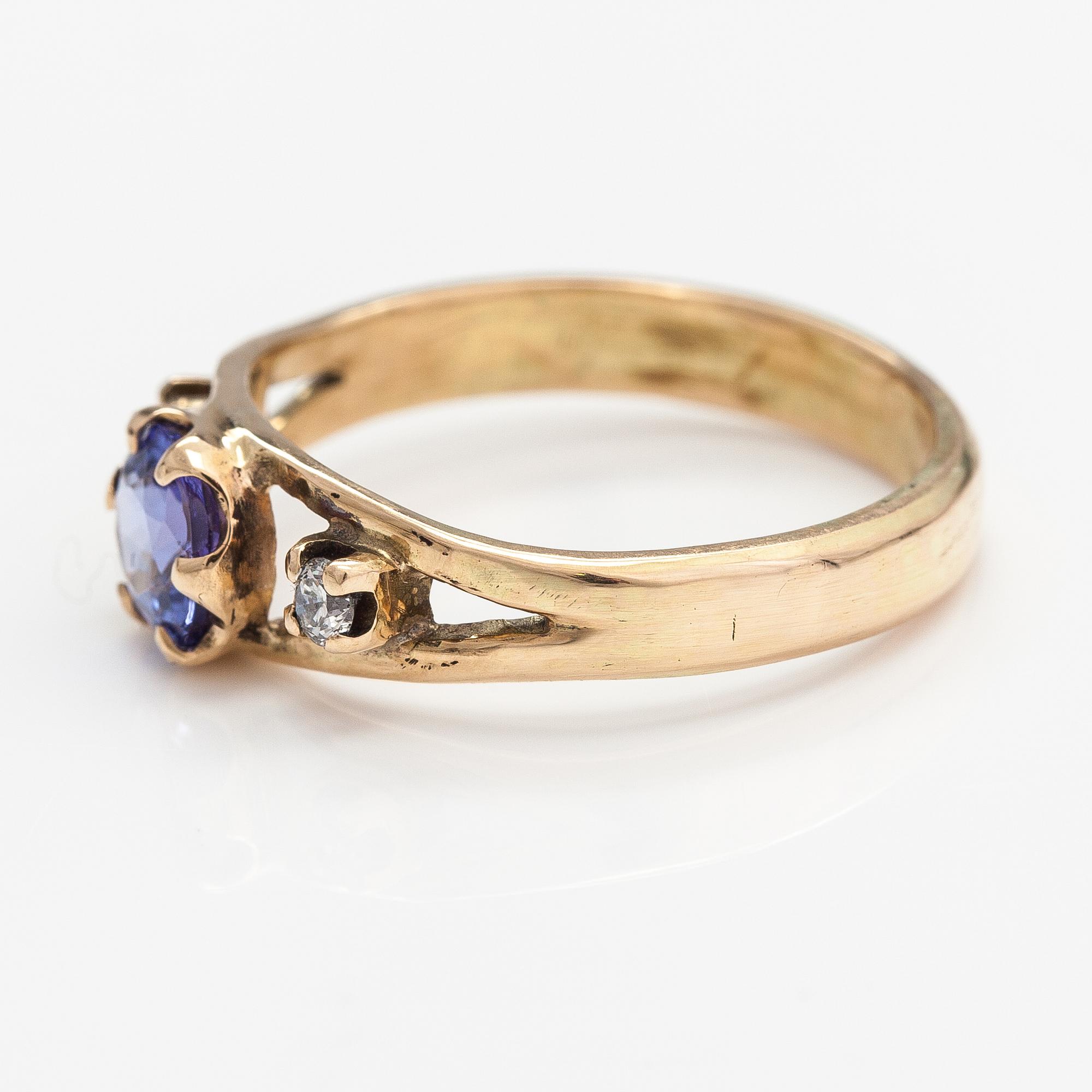 A 14K gold ring with a tanzanite and diamonds ca. 0.12 ct in total. Lagercrantz Jewellery, Tammisaari 2018.