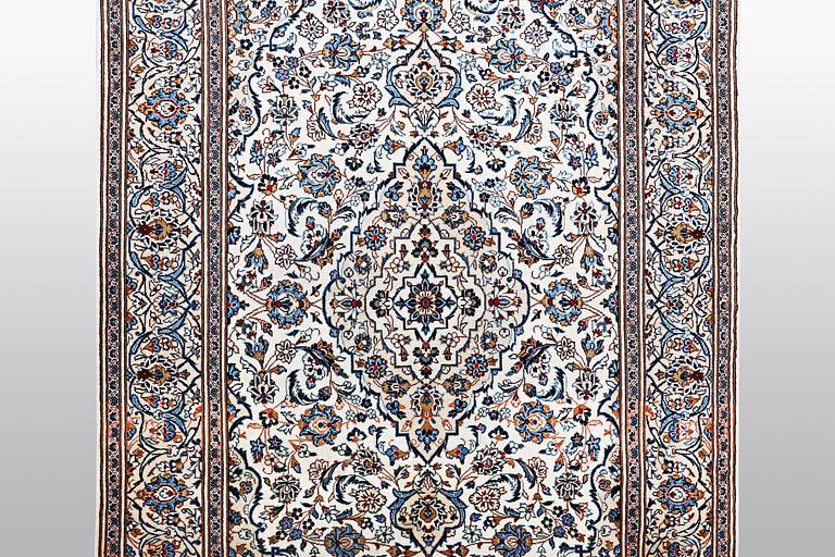 A carpet, Kashan, ca 296 x 192 cm.