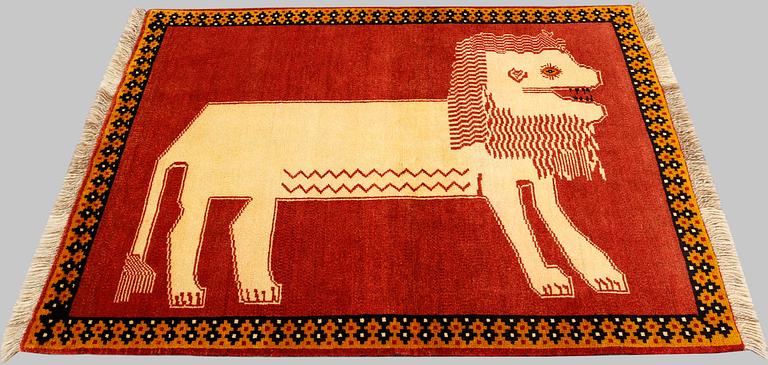 A figural Qashqai rug, c. 137 x 95 cm.