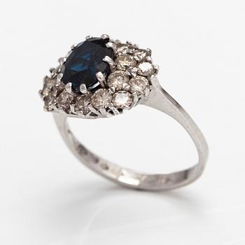 Ring, 14K vitguld, safir ca 1.24 ct och diamanter ca 1.25 ct tot. Finska importstämplar 1994.