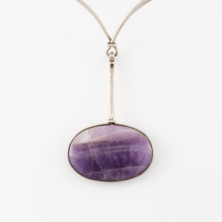 Vivianna Torun Bülow-Hübe, halsring med hänge, sterlingsilver och ametist, för Georg Jensen.