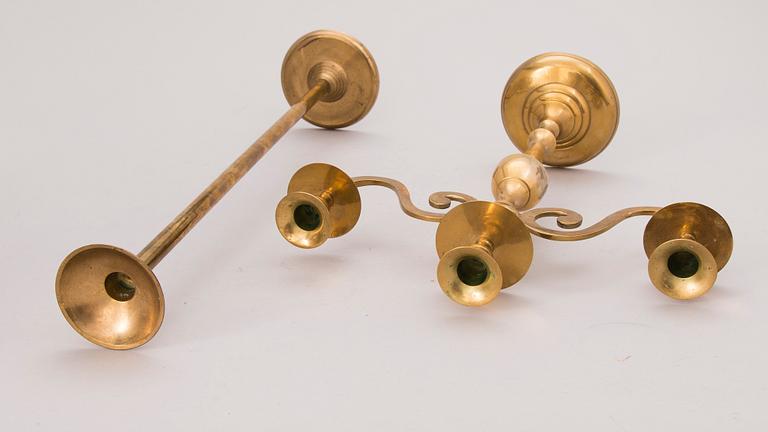 PARTI KANDELABRAR OCH LJUSSTAKAR, mässing, 1800/1900-tal.