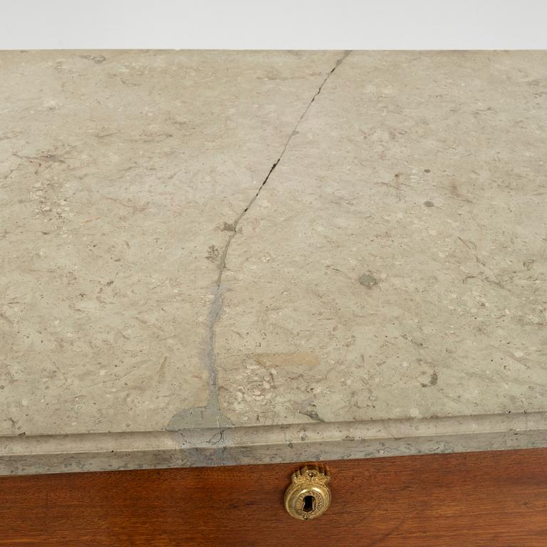 Chiffonjé, sengustavianskt stockholmsarbete, omkring år 1800.