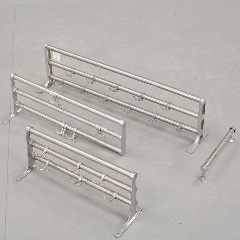 KLÄDHÄNGARE / HATTHYLLOR, 3 st. 1900-talets mitt.