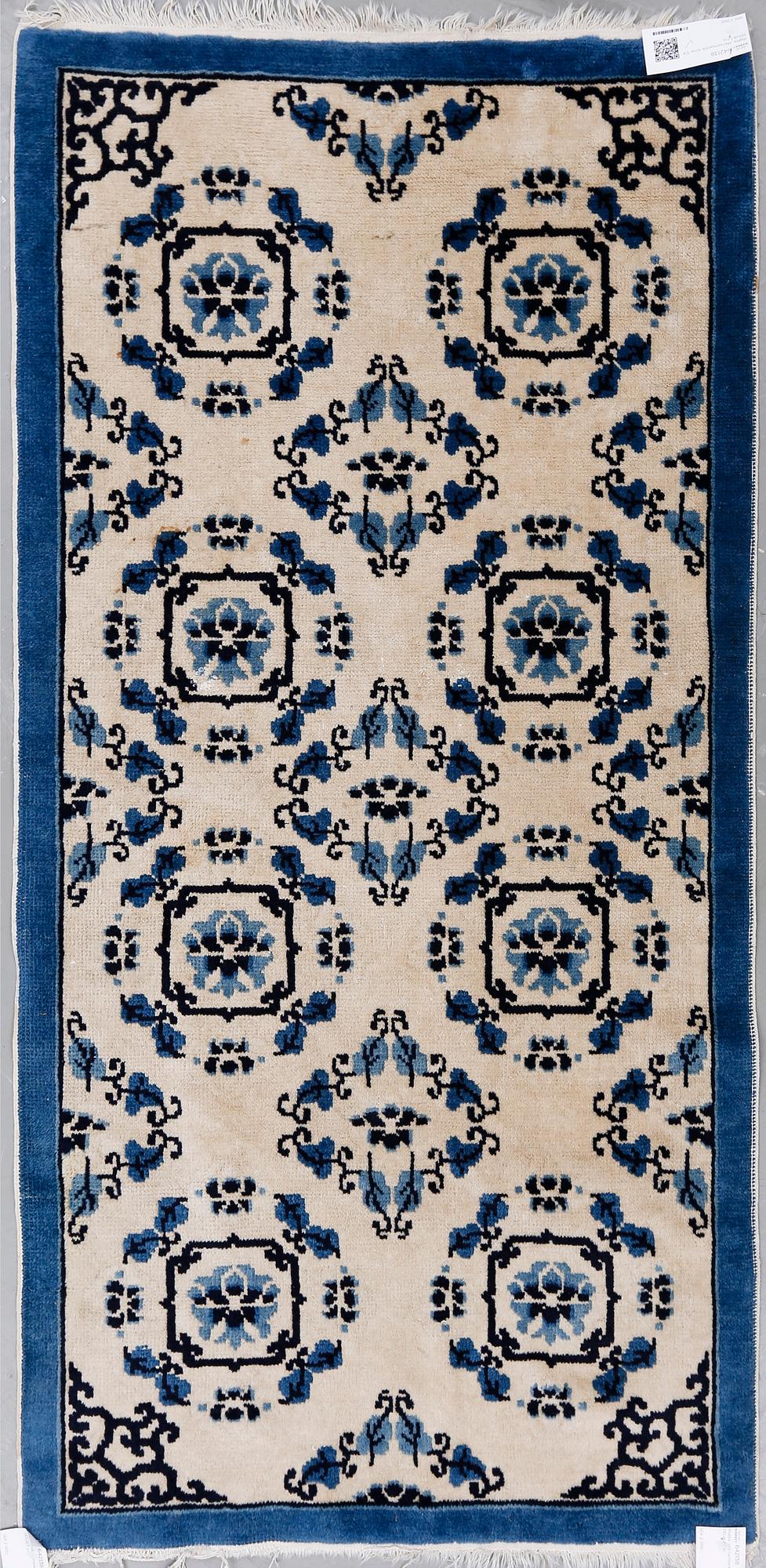 Matta, old/semiantik Kina. Ca 135x67 cm.