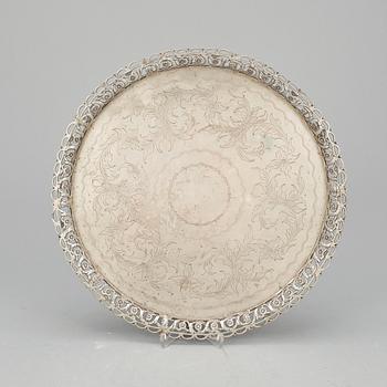 BRICKA, silver, möjligen Portugal, 1900-talets början. Vikt ca 1090 gram.