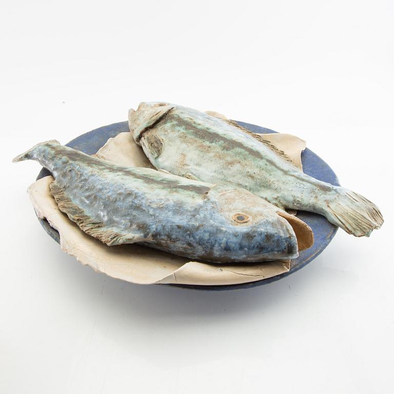 Gunnar Hansson, sculpture, two fish on a plate.