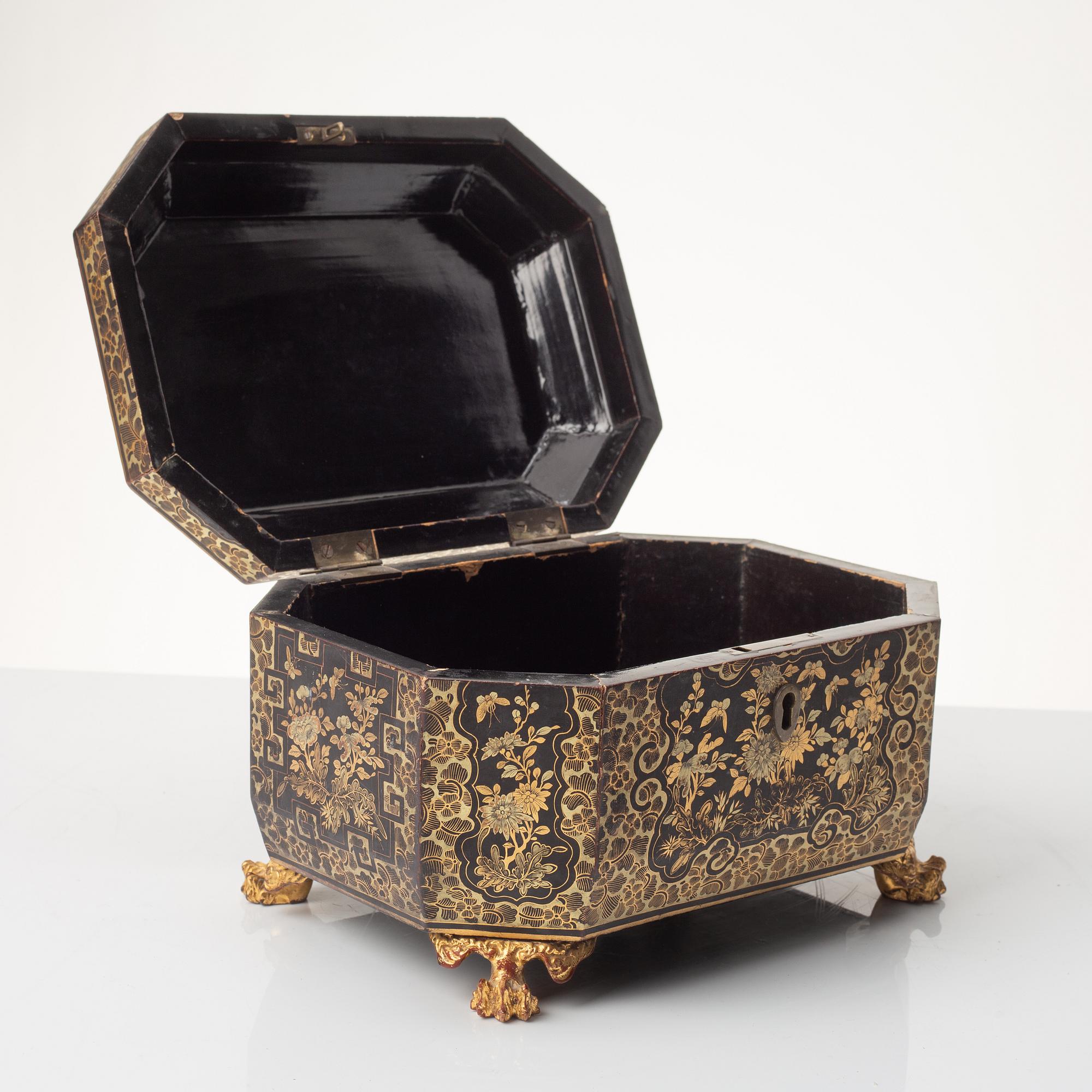 A lacquered box, China, 19th century.