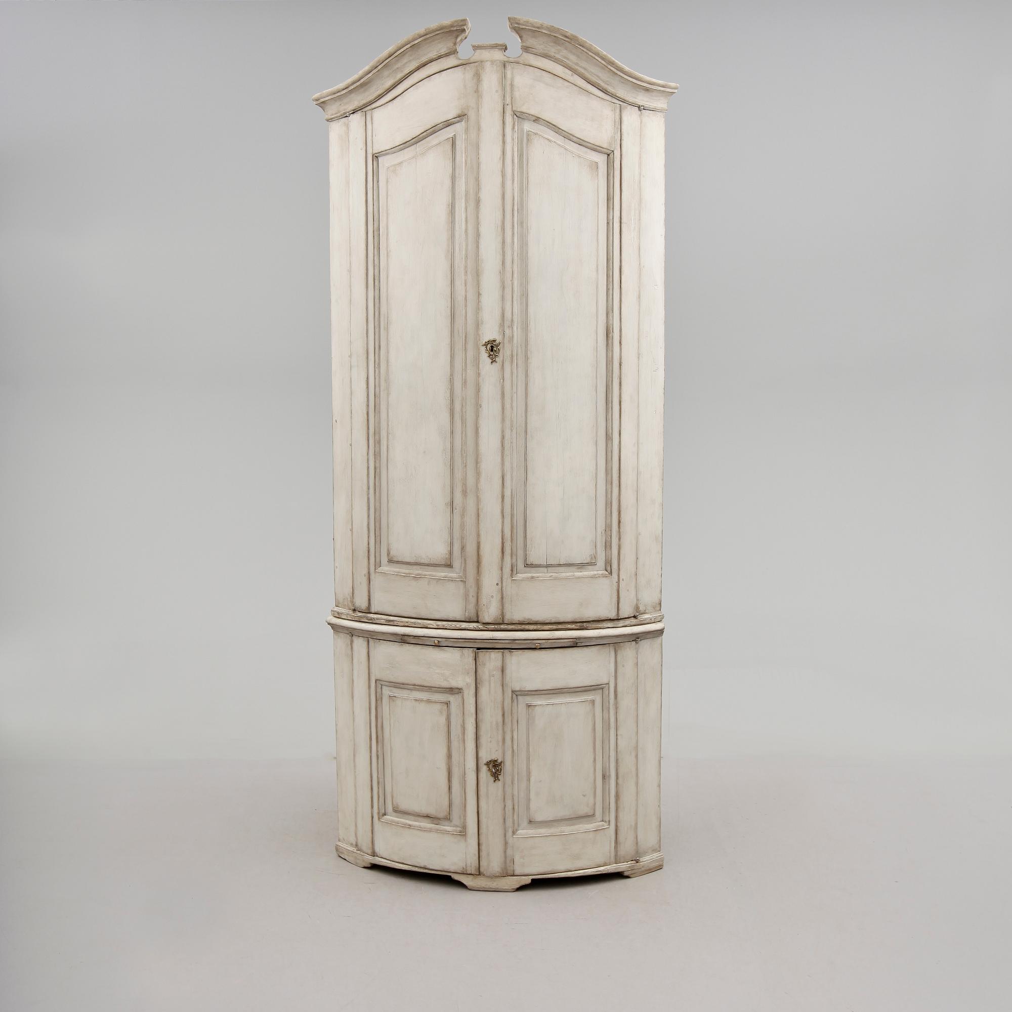 HÖRNSKÅP, 1800-talets första hälft.