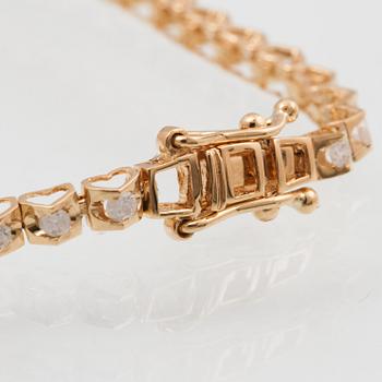 ARMBAND, 18K guld med briljantslipade diamanter tot ca 0.77 ct. Vikt ca 4,65 g.