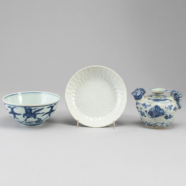 A Chickenpot, a bowl and a dish, Ming dynasty (1368-1644).