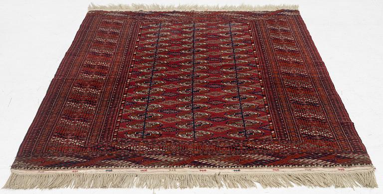 An oriental rug, c. 184 (+4cm flat weave on each end) x 133 cm.