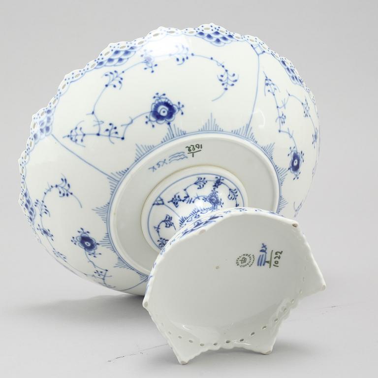 A porcelian bowl on foot, model "1022", Musselmalet, Royal Copenhagen.