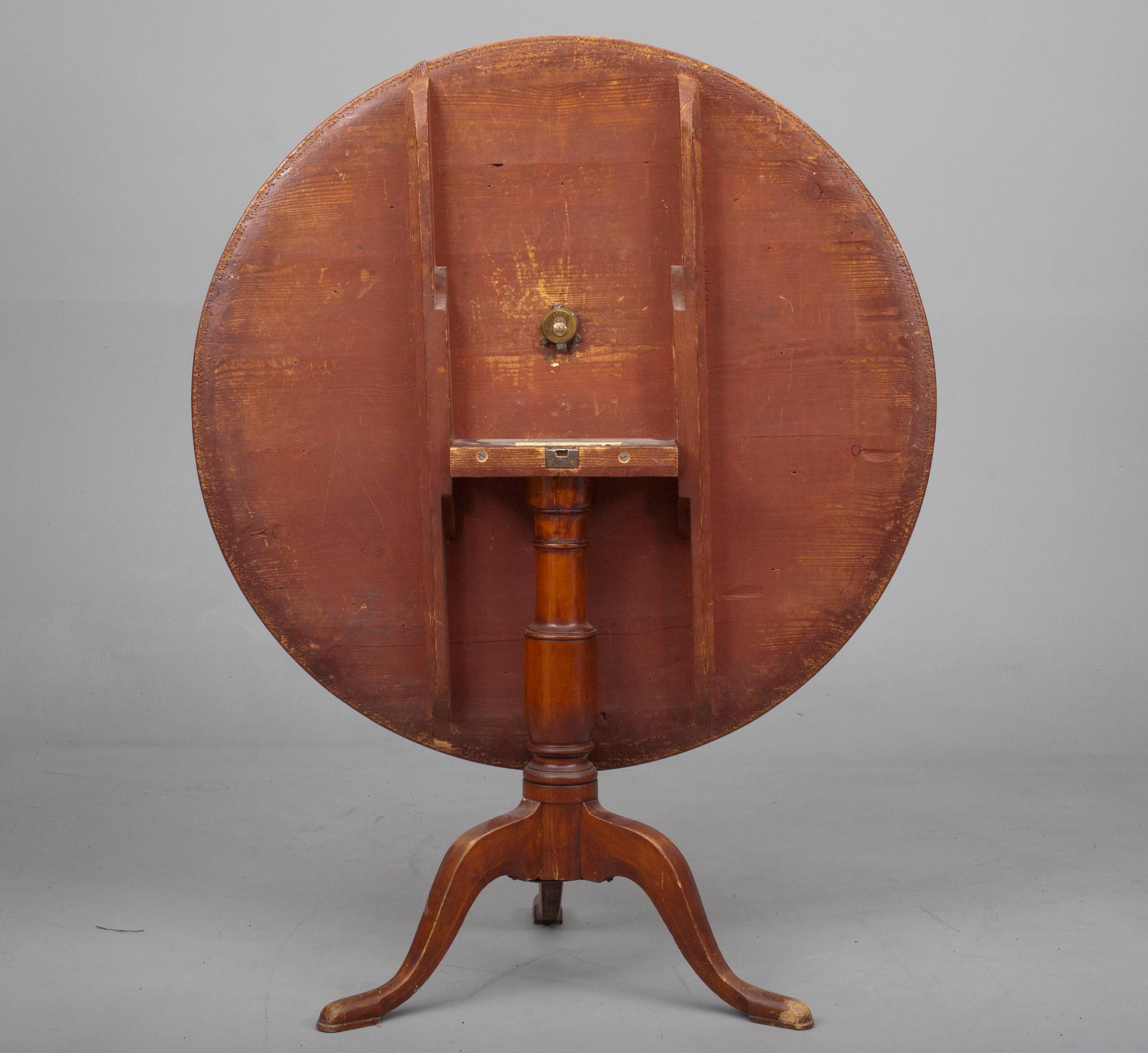 KÄÄNTÖPÖYTÄ, lepänjuuriviilutettu, 1800-luku.