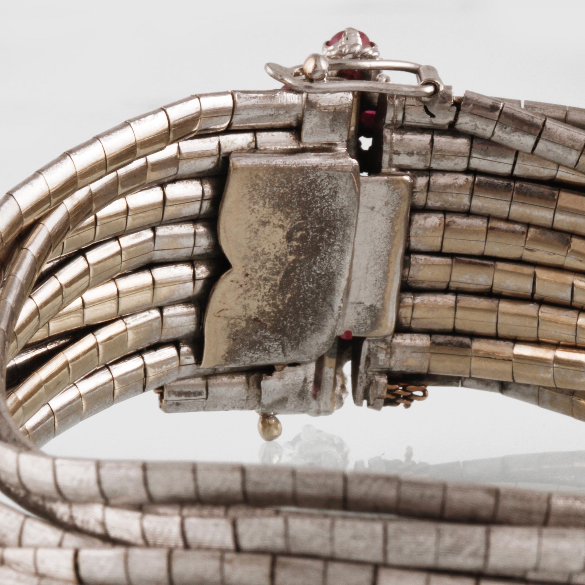 ARMBAND, 18K vitguld med 16 fasettslipade rubiner, troligtvis Italien. Vikt 96,5 gram.