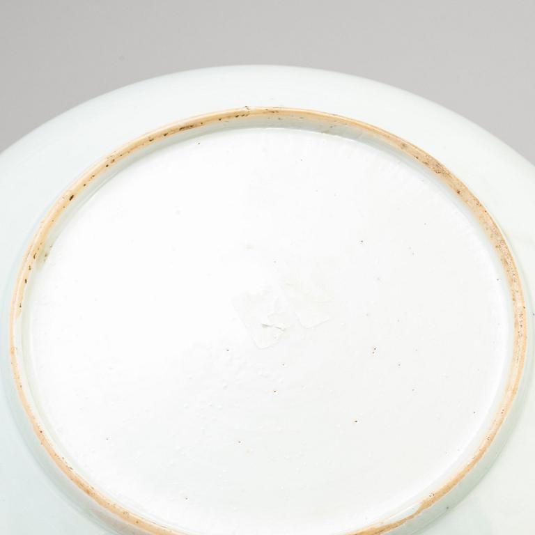 TALLRIKAR, fyra (2+1+1) stycken samt FAT, kompaniporslin. Qingdynastin, Qianlong (1736-95).