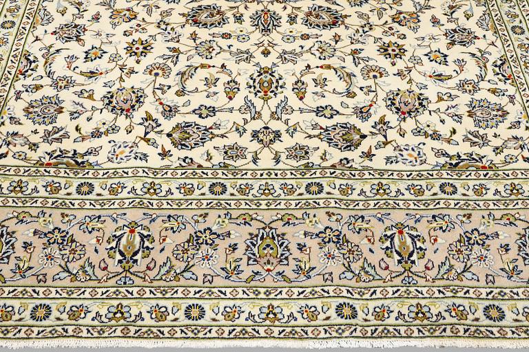 A Keshan carpet, c. 355 x 243 cm.