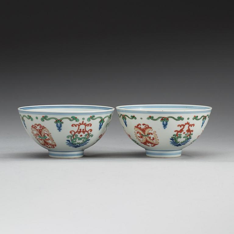 A pair of wucai bowls, Republic (1912-49) with Yongzhengs six character mark.