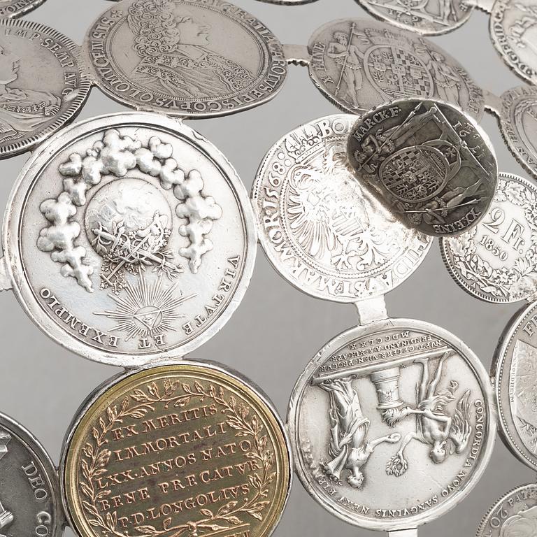 En korg/skål gjord av europeiska silvermynt.