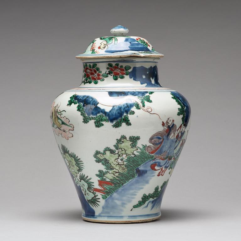 A Transitional wucai baluster vase with cover, 17th Century, Shunzhi (1644-1662).
