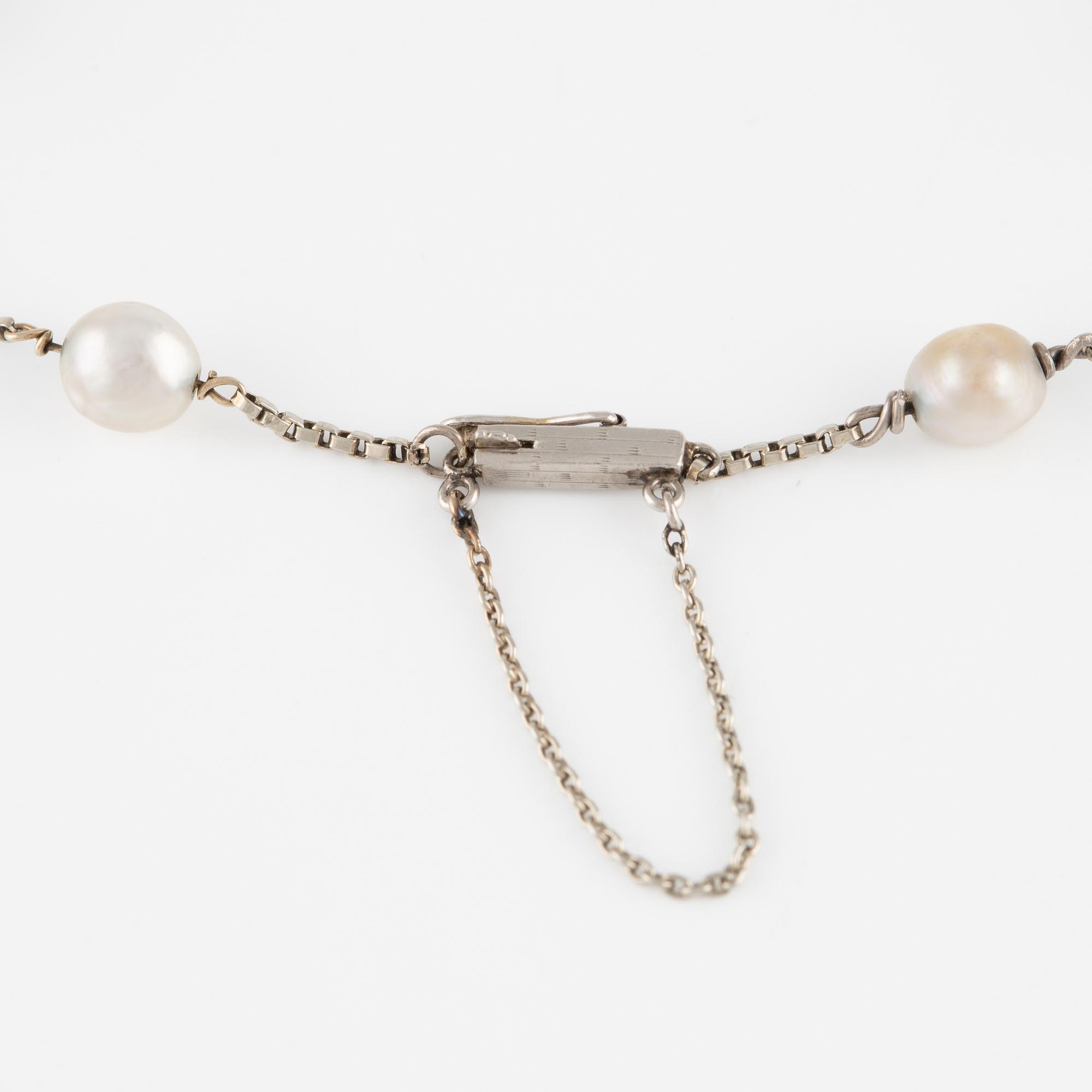 Armband, 18K guld med pärlor.