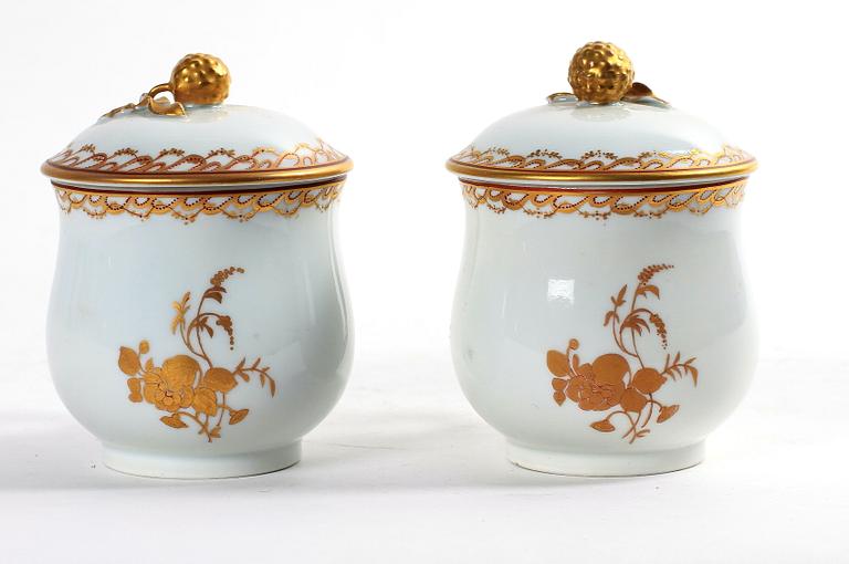 CREMEKOPPAR ett par, porslin, Kina 1800-tal.