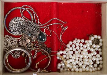 PARTI BIJOUTERIER, ca 30 st, samt KAMÈRING, 18 k guld.