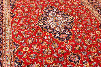 A Kashan carpet, a. 360 x 243 cm.