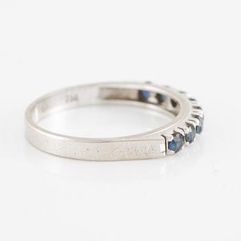 Alliansring 18K vitguld med safirer.