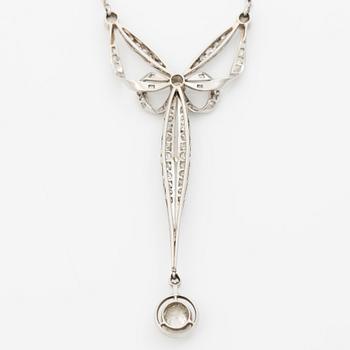 Platinum necklace with old-cut diamonds, circa 1900.
