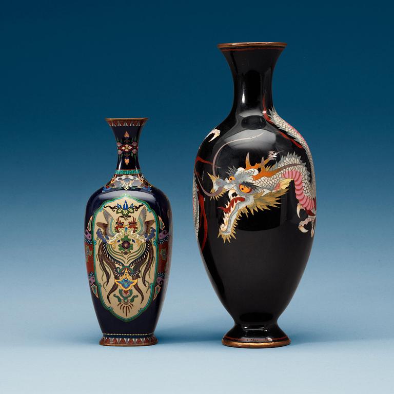 VASER, två stycken, cloisonné. Japan, Meiji (1868-1912).