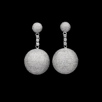 125. A pair of brilliant cut diamond earrings, tot. app. 7 cts.