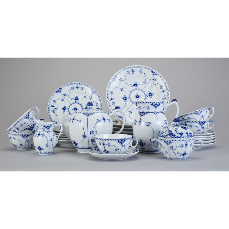 TESERVIS, 22 delar. Porslin. "Musselmalet", Royal Copenhagen.